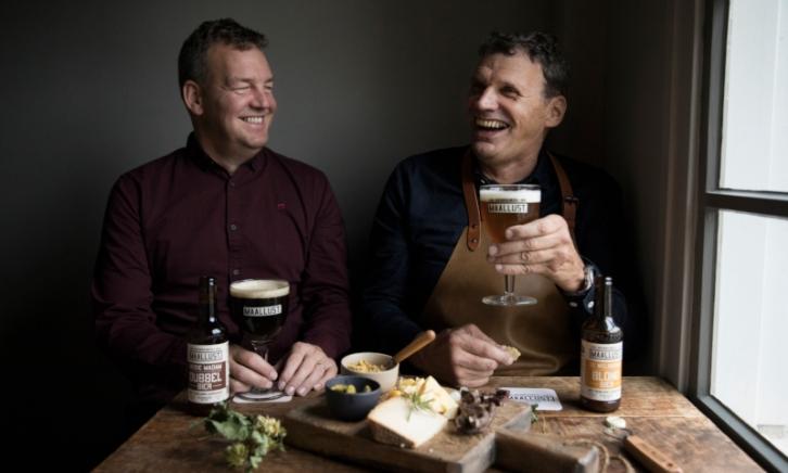 Mannen borrelen met bieren van Maallust Brouwerij